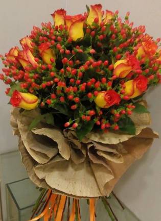 Μπουκέτο Τριαντάφυλλα+Ιπέρικουμ Πορτοκαλί