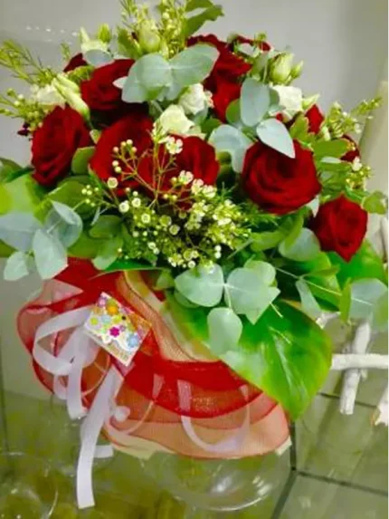 Μπουκέτο Εποχής Κόκκινο Τριαντάφυλλο Λευκά Άνθη