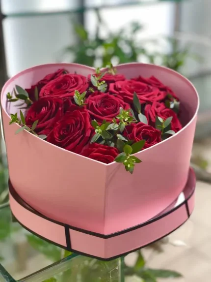 Τριαντάφυλλα σε Ροζ Κουτί Σχήμα Καρδιάς