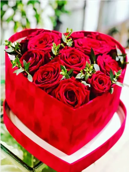 Τριαντάφυλλα – Βελουτέ Κόκκινο Κουτί Σχήμα Καρδιάς