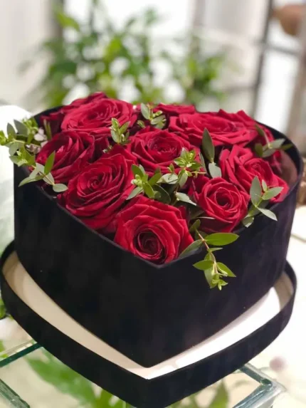 Τριαντάφυλλα – Βελουτέ Μαύρο Κουτί Σχήμα Καρδιάς