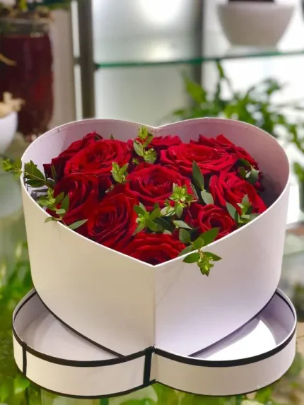 Τριαντάφυλλα – Λευκό Κουτί Σχήμα Καρδιάς